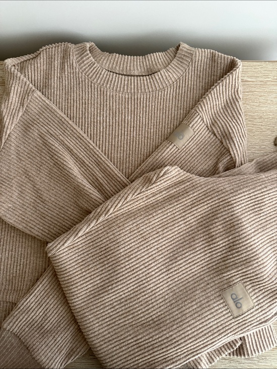 ALO Yoga Other - ALO Yoga Women's Ribbed Crewneck Sweatshirt and sweatpants set in Beige- XS